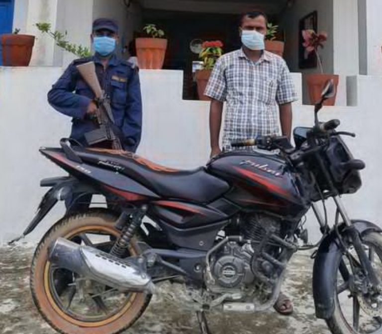 चोरीको मोटरसाइकल सवारी धनीलाई बुझाइयो चोरीको मोटरसाइकल सवारी धनीलाई बुझाइयो