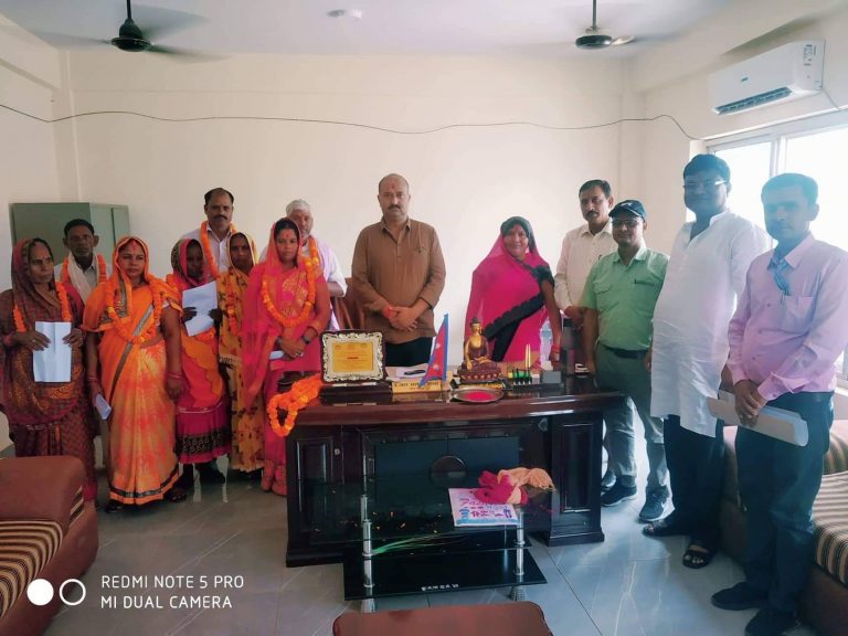 कृष्णनगर नगर प्रमुख शाहले गराए निर्वाचित नगर कार्यपालिका सदस्य लाई सपथ । कृष्णनगर नगर प्रमुख शाहले गराए निर्वाचित नगर कार्यपालिका सदस्य लाई सपथ ।