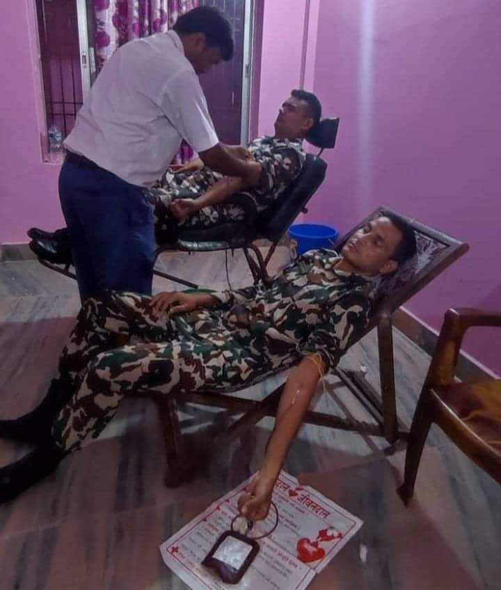 राैतहटमा क्यान्सरका बिरामीलाई गरे सेनाका दुई जवानले रक्तदान। राैतहटमा क्यान्सरका बिरामीलाई गरे सेनाका दुई जवानले रक्तदान।