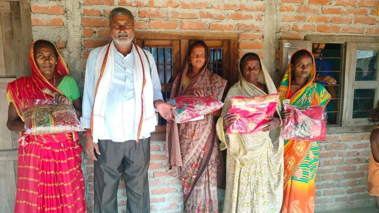 फतुवा बिजयपुर नपा वडा न.३ मा छठपर्व ब्रतालु महिलाहरूलाई साडी वितरण ।