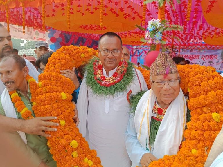 माधव कृष्णालाई सिंगारवन धर्मपुर वासीले गरे १०५ किलोका मालाबाट सम्मान ।