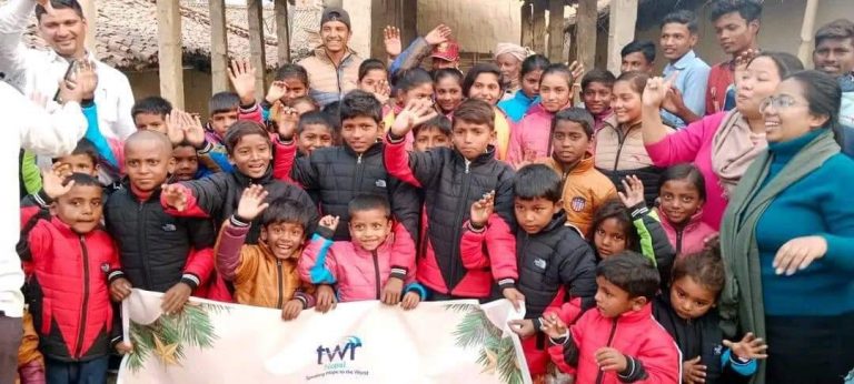 सितलपुरमा दलित समुदायका बालबालिकाहरूलाई न्यानो कपडा वितरण ।