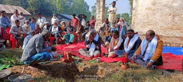 श्री आदर्श सामुदायिक प्रावि खतबहियामा बिधालय भवनकाे गरियो शिलान्यास ।