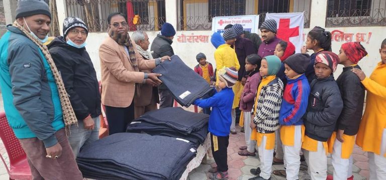 अनाथ बालबालिकालाई नेपाल रेडक्रस सोसाइटि रौतहट शाखाले ३३ थान न्यानो कम्बल वितरण ।
