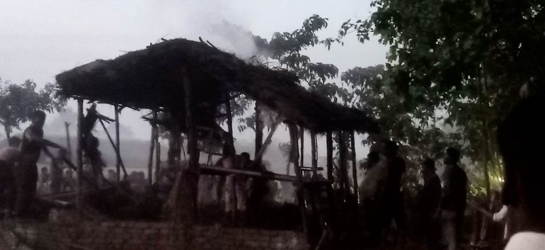 खाना पकाउने क्रममा गौरको मचकुटिया टोलका एक घरमा आगलागि । खाना पकाउने क्रममा गौरको मचकुटिया टोलका एक घरमा आगलागि ।