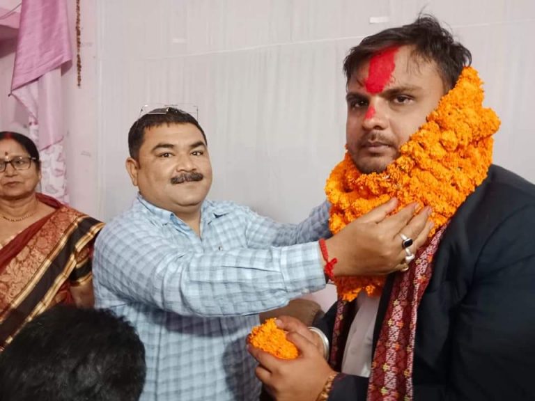 माधव नारायण नगरपालिकाको प्रमुख प्रशासकीय अधिकृतमा मनिष झा कार्यालयमा हाजिर । माधव नारायण नगरपालिकाको प्रमुख प्रशासकीय अधिकृतमा मनिष झा कार्यालयमा हाजिर ।