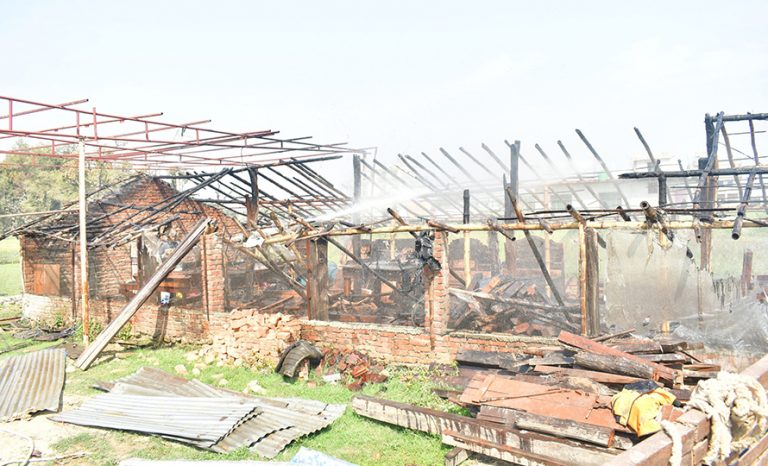 धनगढीमा फर्निचर उद्योगमा आगलागी हुँदा करिब ३६ लाख क्षति । धनगढीमा फर्निचर उद्योगमा आगलागी हुँदा करिब ३६ लाख क्षति ।