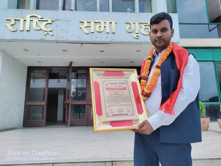 बौधिमाइ नपाका लेखापाल यादवलाई निजामती सेवा सम्मान बाट भए सम्मानित ।