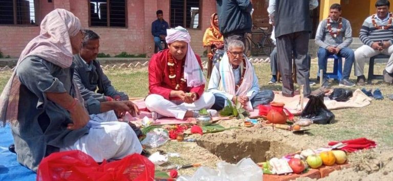 नगर प्रमुख जयसवालद्वारा सरस्‍वती मन्दिरको शिलान्यास ।