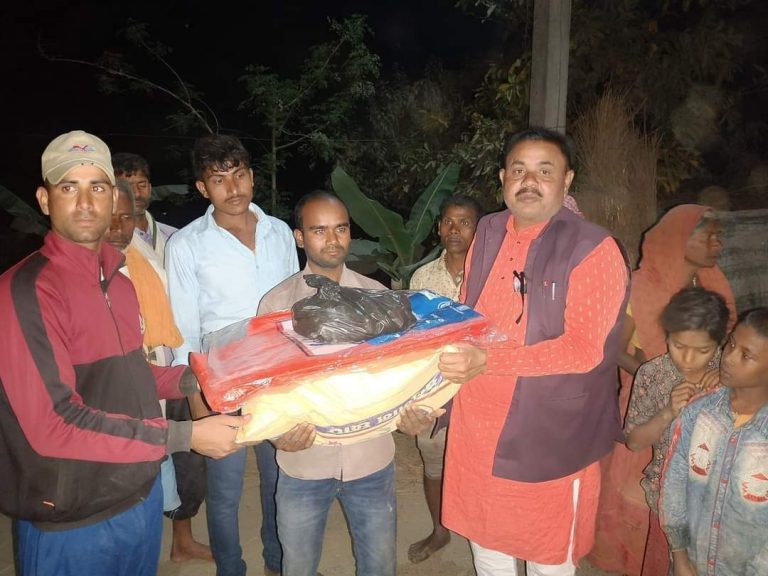 आगलागी पीड़ित परिवार लाई मेयर यादव द्वारा राहत सामग्री हस्तान्तरण ।