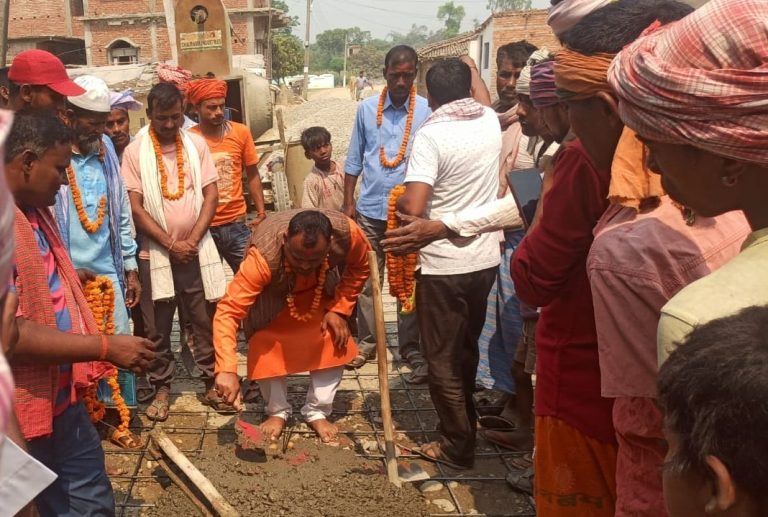 सांसद पटेलद्वारा नरकटिया टोल देखि भारतीय सिमाना सम्म सडक ढलानको शिलान्यास ।