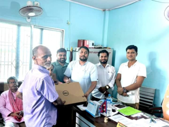 सर्लाहीको बलरा नगरपालिका द्वारा पालिकाका सचीवहरुलाई ल्यापटप वितरण