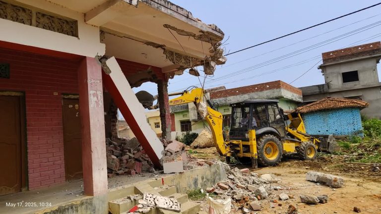 बाराको पचरौता विवादित घर भत्काइयो, विकासले लियो गति।