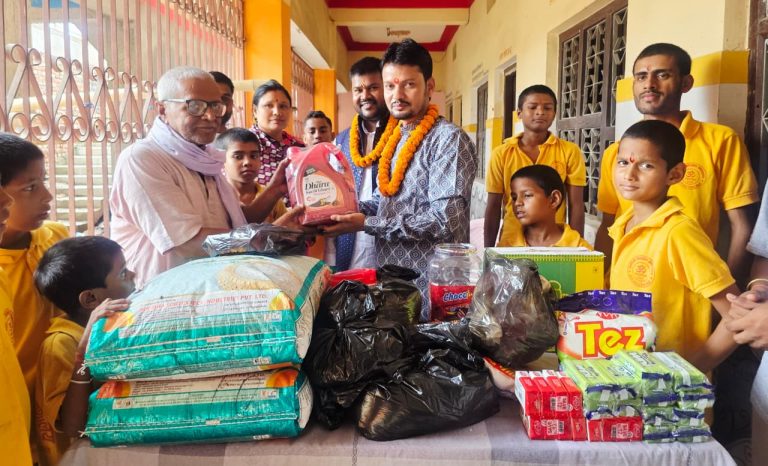 पत्रकार पटेलले जन्मदिनको अवसरमा अनाथ टुहुरा बालबालिकासँग मिठाइ बाँडी-खाद्यान्न सामाग्री हस्तान्तरण गरे ।